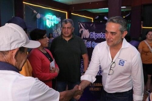 Continúa diputado Pablo Fernández de Cevallos la entrega de tinacos
